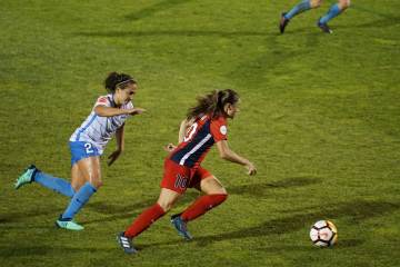 排面！西班牙队全员获王室接见，两位公主穿26号球衣与球员握手（配图示意）